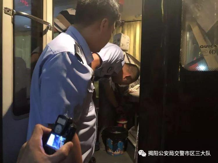 潮汕一校車被舉報(bào)！為了趕時(shí)間便逆向行駛的行為讓人后怕！