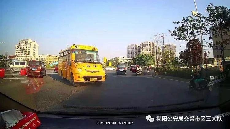 潮汕一校車被舉報(bào)！為了趕時(shí)間便逆向行駛的行為讓人后怕！